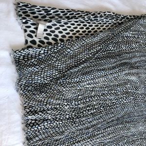 EUC Banana Republic Black & White Oversize Scarf